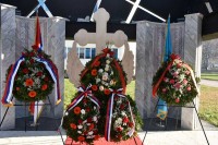 Званичници положили вијенце на централно спомен-обиљежјe