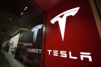 Маск продао акције „Тесле“ за још 1,05 милијарди долара