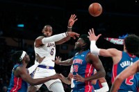 Lebron "isporučio" 33 poena u pobjedi Lejkersa, Boston nadigrao Toronto