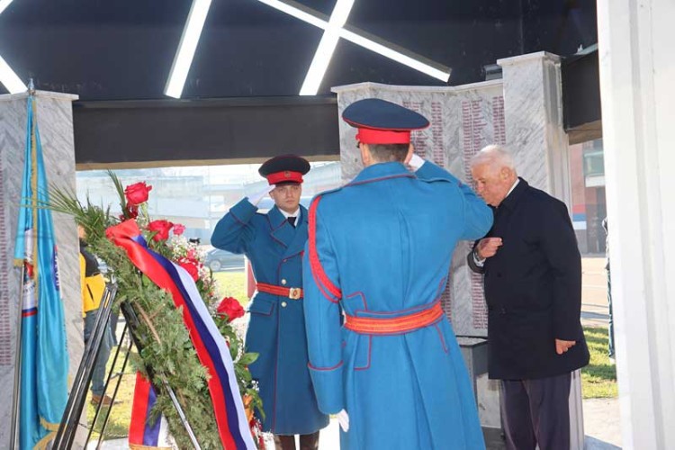 Zvaničnici položili vijence na centralno spomen-obilježje