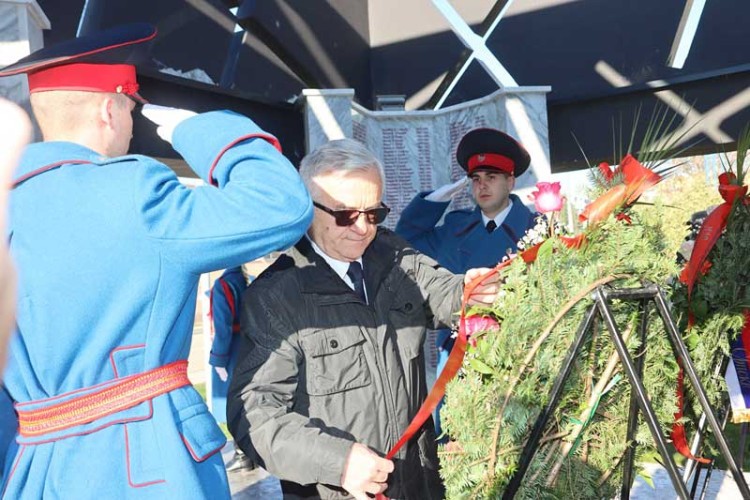 Zvaničnici položili vijence na centralno spomen-obilježje