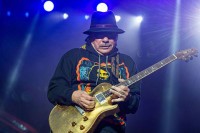 Karlos Santana imao operaciju srca, otkazao koncerte