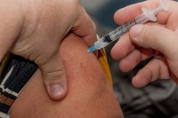 Zubar sa lažnom silikonskom rukom najzad vakcinisan