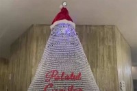 Napravili “božićnu” jelku od bočica vakcina protiv kovida VIDEO