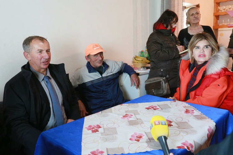 Projekat "Niste sami-imate prijatelje": Uručeni hrana, higijena i drva