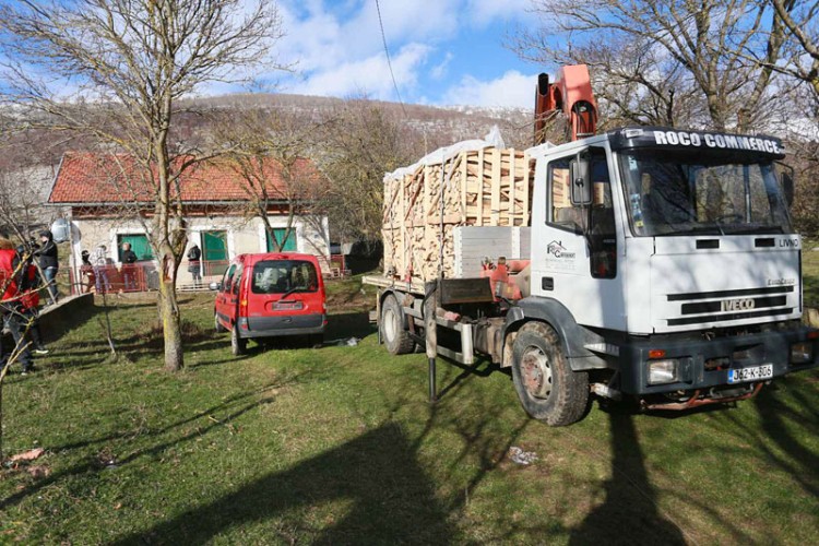 Пројекат "Нисте сами-имате пријатеље": Уручени храна, хигијена и дрва