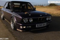 BMW Е28 Серије 5 има 500 КС и украшен је златом
