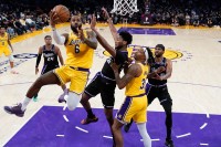Lebron Džejms vodio Lejkerse do pobjede protiv Kingsa