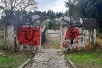 Uvredljivi grafiti na Partizanskom groblju u Mostaru, policija izašla na uviđaj
