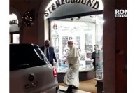 Papu Franju kamere "uhvatile" u prodavnici CD-ova, otkriveno kakvu muziku voli slušati