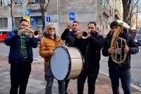 Žika Todorović zasvirao "Đurđevdan" sa trubačima nasred ulice VIDEO