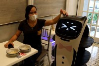 Indonezija: Goste u ugostiteljskom objektu poslužuje robot u cilju poštivanja mjere socijalne distance