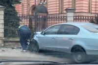 Izletio iz kružnog toka pa udario u crkvenu ogradu u Banjaluci