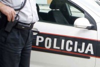 U Zenici povrijeđen vozač, autom udario u banderu