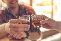 Volite da sjedite do kasno i pijete alkohol? Istraživanje otkrilo šta to zapravo znači