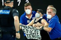 Demonstrant nakratko prekinuo finale u Melburn Parku