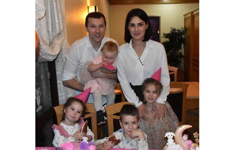 Jovana i Marko, i pored brige za četvoro djece, pronalaze vrijeme za izradu raznih ukrasnih drvenarija