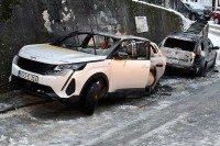 Potpuno izgorjela dva automobila u sarajevskom naselju Jezero