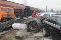 Srebrenik: Vozač kamiona se zabio u voz, uništeni i automobili na parkingu