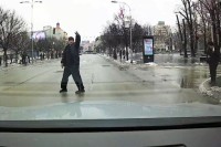 Demanti banjalučkog taksiste: Pješak je prošao na crveno svjetlo, pa me napao