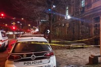 Nesvakidašnji slučaj u Sarajevu:  Muškarca zarobili u stanu, vezali za stolicu i udarali čekićem