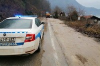 Kamion sletio sa kolovoza, teško povrijeđen vozač