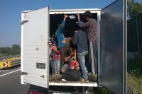 Kamion pun Turaka otkriven pri pokušaju ilegalnog prelaska granice u Orašju