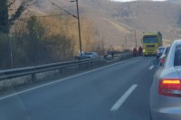 Žepče: Automobil sletio s puta na željezničku prugu