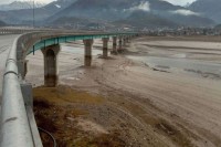 Jablaničko jezero se povuklo i ostavilo ogoljene jezerske pukotine