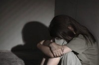 Zbog seksualnih nasrtaja djevojčica se pokušala ubiti: Majka optužena za zanemarivanje djece