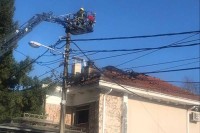 Угашен пожар у Београду: Ватра прогутала кров амбасаде Хрватске, из виле спасени кућни љубимци