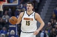 Jokić napravio šou pred novinarima - Dončića gađao lopticom:“Mrzim ga“