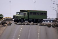 Украјински војници заузимају положај на мосту унутар града Кијева