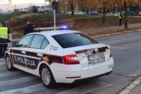 Maloljetnik teže povrijeđen u sudaru dva kombija