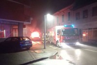 Zapaljen skupocjeni "rendž rover", tokom uviđaja napadnuta policija