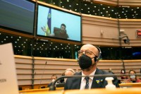 Предсједник Европског савјета Шарл Мишел слуша обраћање предсједника Украјине Володимира Зеленског.