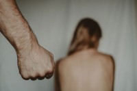 Pandemija virusa korona podstakla nasilje nad ženama