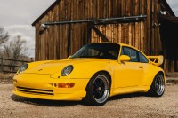 Порше 911 Турбо у жутој боји изгледа сјајно