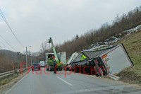 Kamion sletio u kanal, usporen saobraćaj