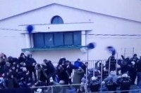 Prekinuta utakmica u Tuzima zbog sukoba navijača