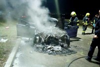 „Mercedes” se zapalio u vožnji, vatrogasci požar gasili na benzinskoj pumpi