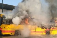 U Lukavcu izgorio autobus, oštećeno i nekoliko automobila