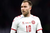 Eriksen nosi kapitensku traku protiv Srbije