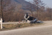 Djevojka teško povrijeđena, automobil potpuno smrskan