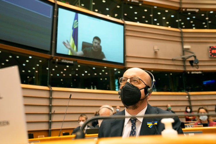 Predsjednik Evropskog savjeta Šarl Mišel sluša obraćanje predsjednika Ukrajine Volodimira Zelenskog.