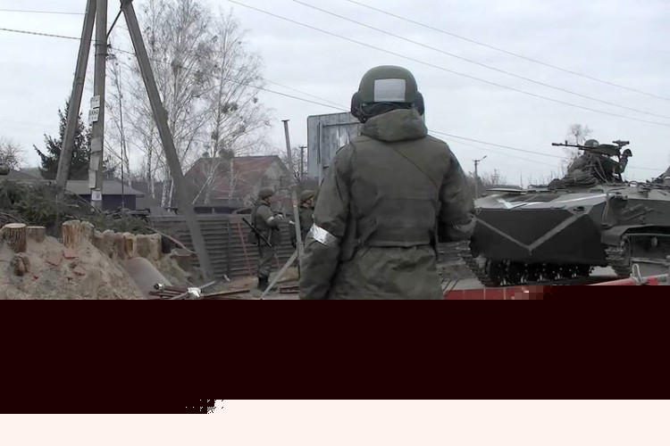 Руско војно особље обезбеђује безбедност на путевима у Кијевској области