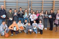 Akcija sportske redakcije “Glasa Srpske” i klubova za pomoć školi “Petar Kočić” u Sitnici: Lopte izmamile osmijehe osnovaca