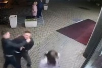 Detalji brutalnog napada u Banjaluci: David R. prebio mladića ispred kafane (uznemirujući video)