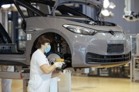 Застоји у производњи аутомобила ће потрајати: Црне прогнозе о крају кризе са чиповима