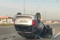 Auto na krovu na brzom putu kod Laktaša, velika gužva